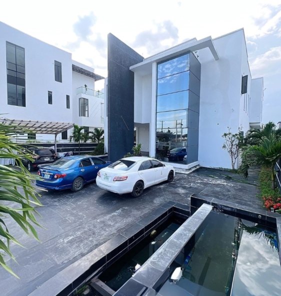 SOPHISTICATED 5 BEDROOM DETATCHED DUPLEX FOR RENT Location Osapa Lagos📍🇳🇬Price ₦50M per annum Other Charges Agency 10 Legal 10 Caution 10 Total Package ₦65M 01