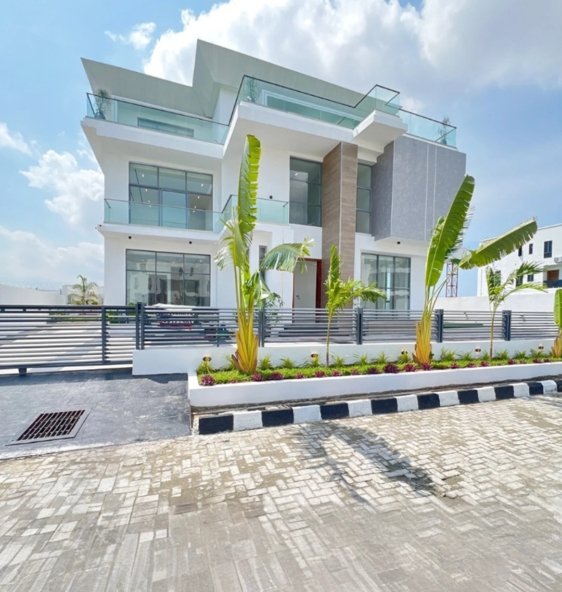 CONTEMPORARY 5 BEDROOM FULLY DETACHED HOME AVAILABLE FOR SALE Location Osapa Lekki Lagos 📍🇳🇬Price ₦1.68B Building Approval Registered Survey Available Title C of O 01